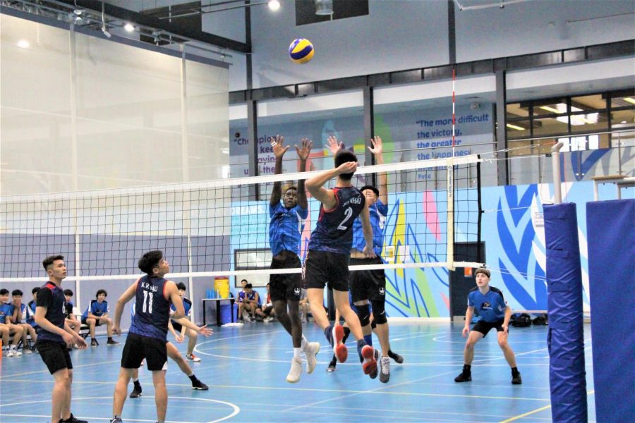 Student athletes play volleyball at UNIS